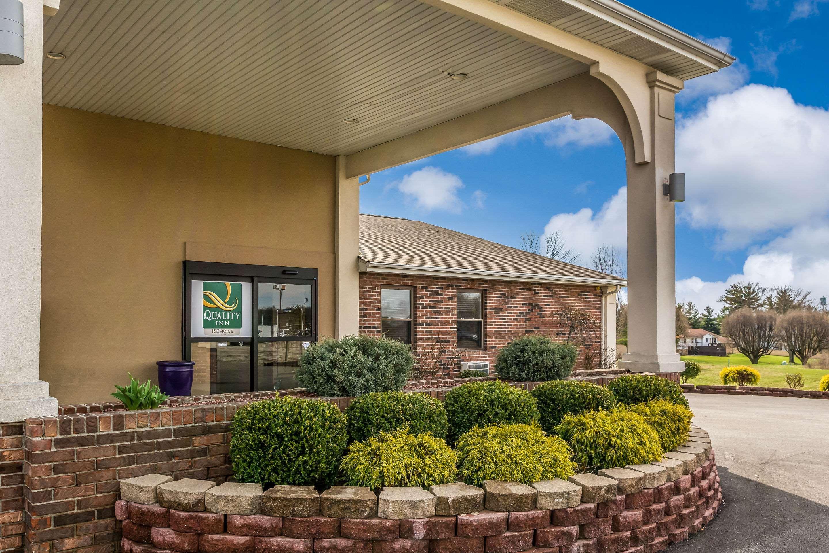 Quality Inn I-74 Бэйтсвилл Экстерьер фото