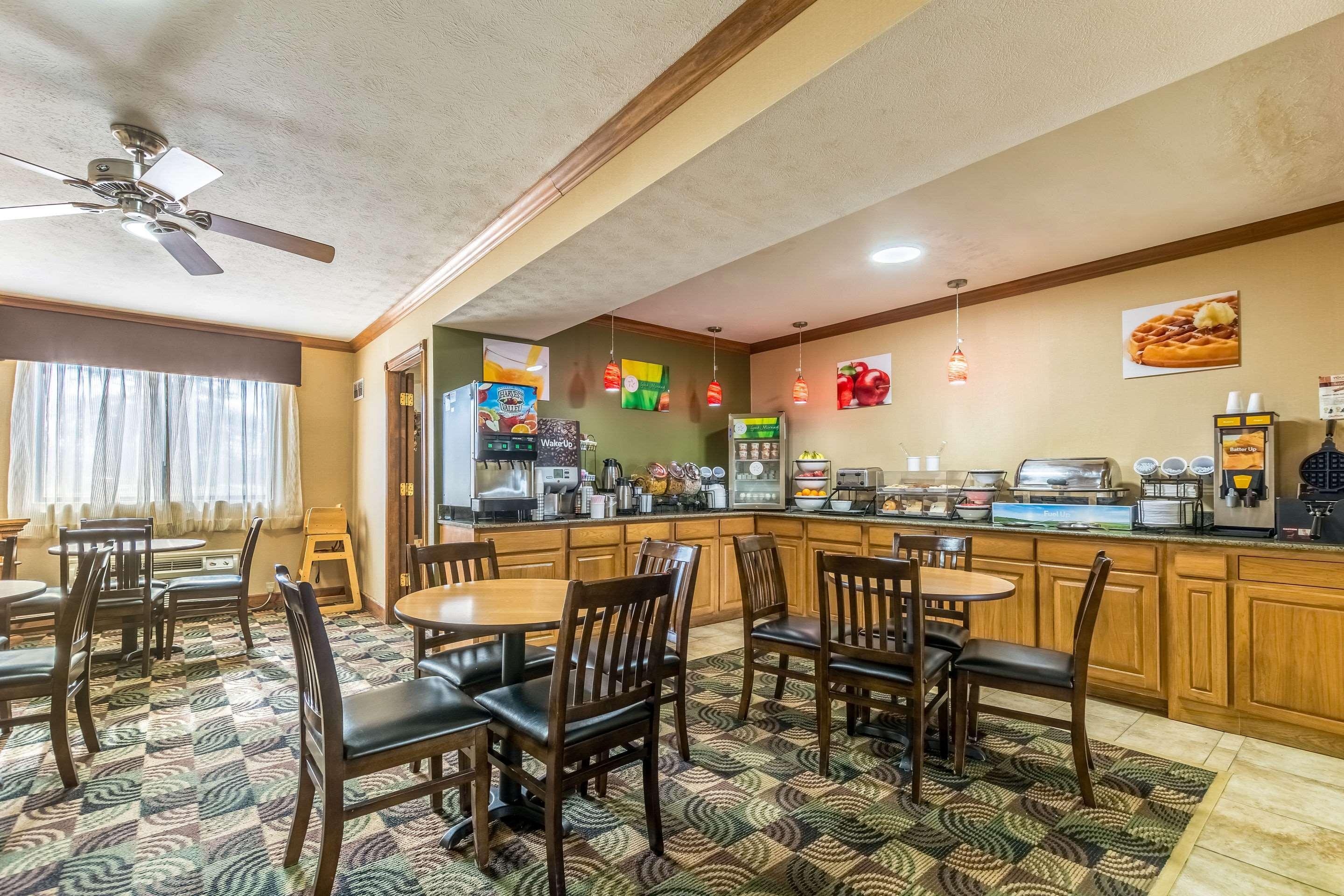 Quality Inn I-74 Бэйтсвилл Экстерьер фото