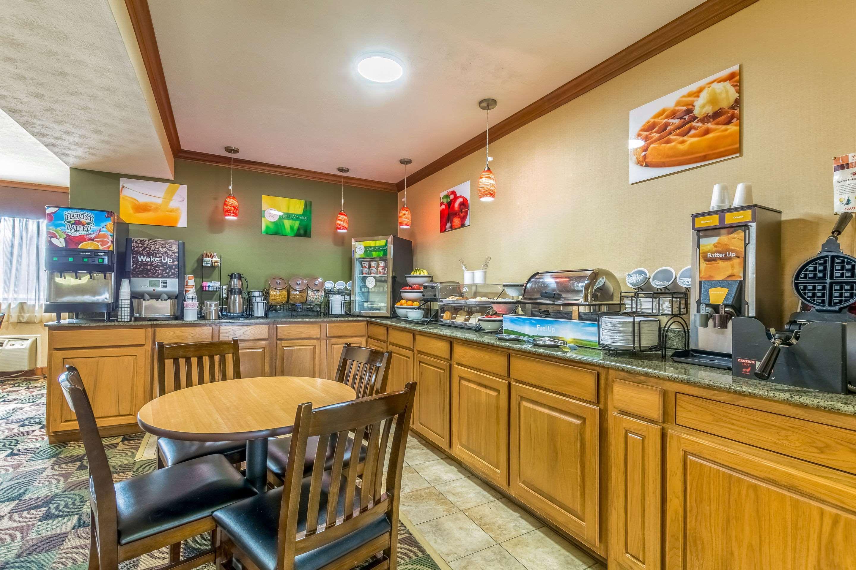 Quality Inn I-74 Бэйтсвилл Экстерьер фото