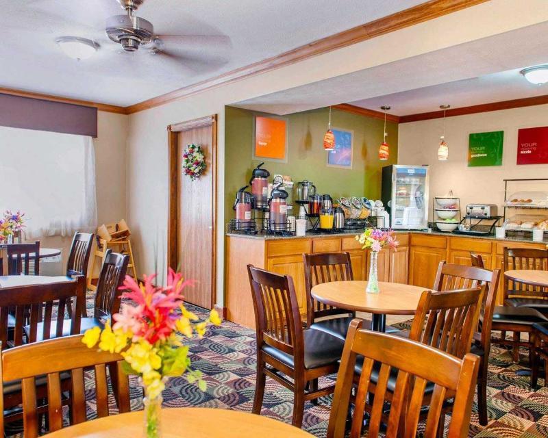 Quality Inn I-74 Бэйтсвилл Экстерьер фото