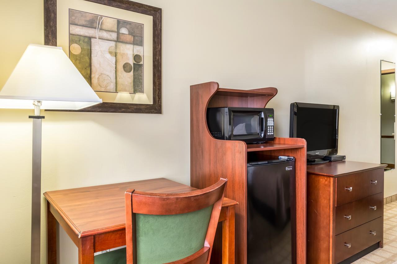 Quality Inn I-74 Бэйтсвилл Экстерьер фото