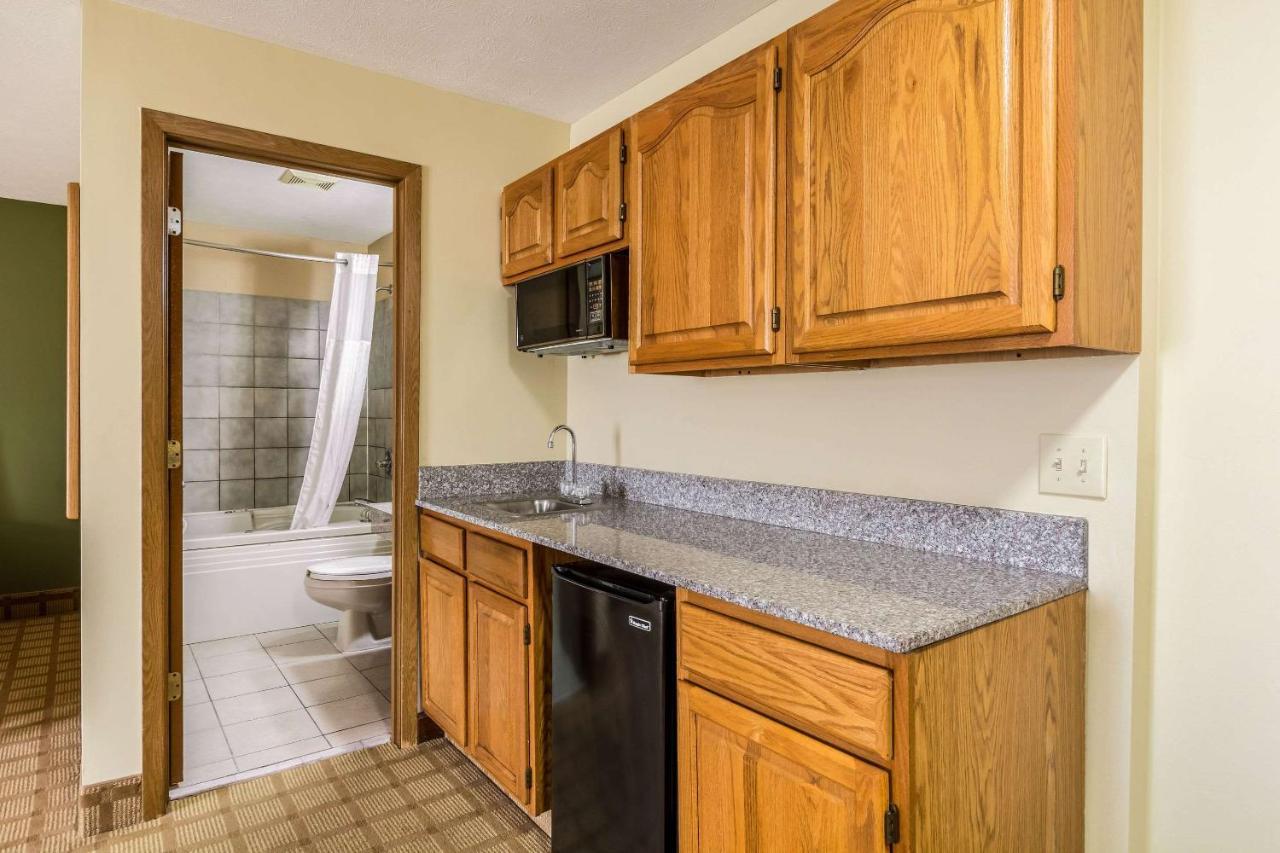 Quality Inn I-74 Бэйтсвилл Экстерьер фото