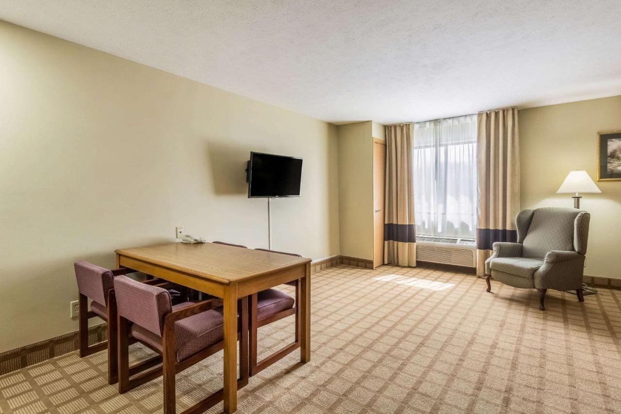 Quality Inn I-74 Бэйтсвилл Экстерьер фото